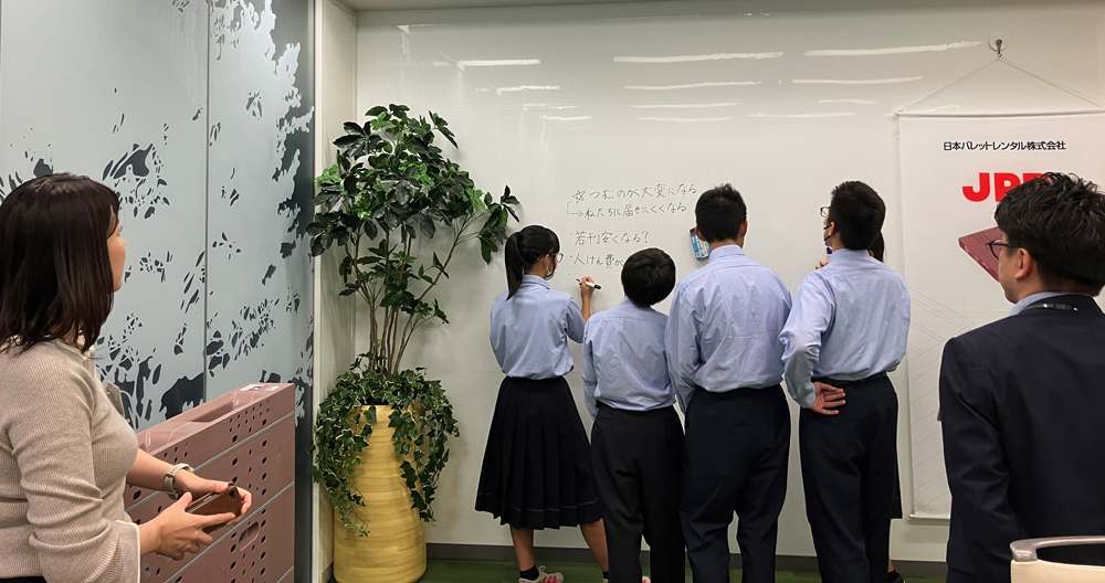 JPR/中高生の企業訪問学習受け入れ、物流とパレットの役割伝える 20251029jpr3 - JPR/中高生の企業訪問学習受け入れ、物流とパレットの役割伝える