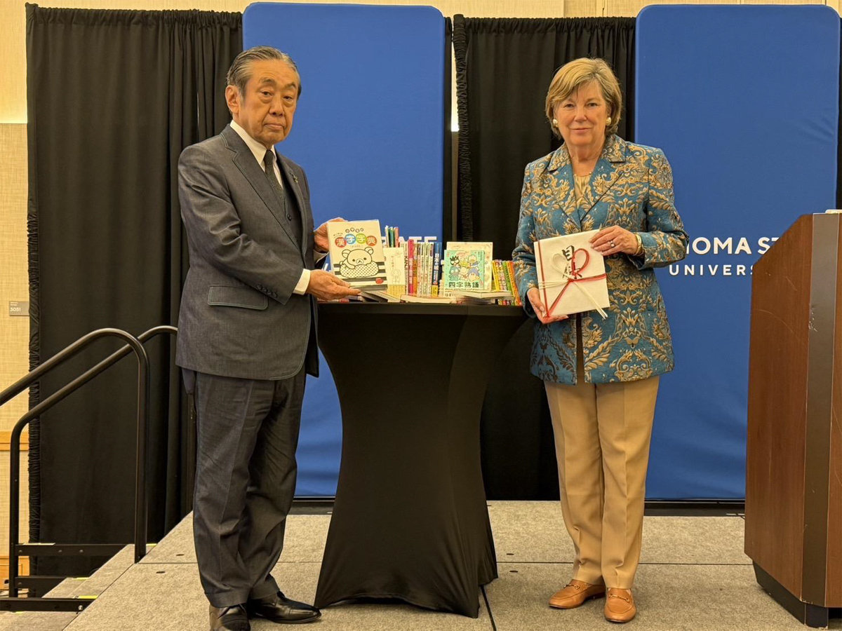 福山通運ほか/米国ソノマ州立大学へ日本語書籍50冊を寄贈 20251029komaru01 - 福山通運ほか/米国ソノマ州立大学へ日本語書籍50冊を寄贈