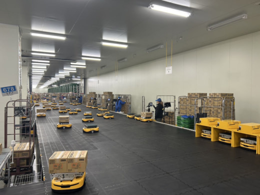 三菱食品/物流センターの低温作業現場にプラスオートメーションのAGV50台納入 20251029ms02 520x390 - 三菱食品/物流センターの低温作業現場にプラスオートメーションのAGV50台納入