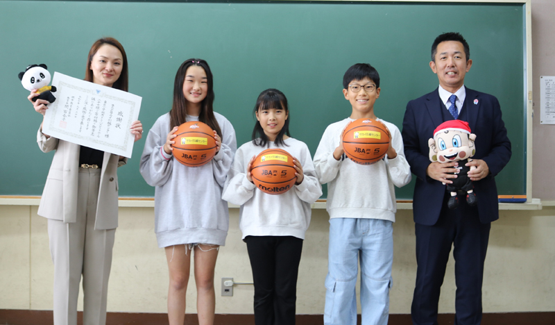 サカイ引越センター/堺市東区の9小学校にバスケットボールを寄贈 20251029sakai1 - サカイ引越センター/堺市東区の9小学校にバスケットボールを寄贈