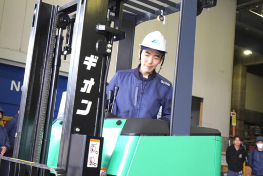 20251030gi01 520x348 - ギオン／第2回フォークリフト競技会開き選抜の14人が知識と腕前競う