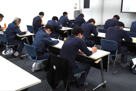 20251030gi02 520x347 - ギオン／第2回フォークリフト競技会開き選抜の14人が知識と腕前競う