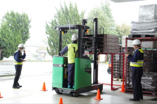 20251030gi03 520x347 - ギオン／第2回フォークリフト競技会開き選抜の14人が知識と腕前競う