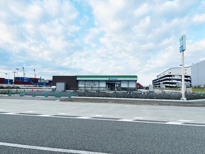 ファミリーマート/物流を支えるドライバーのオアシスに、福岡県に新店舗オープン 1106familymart1 - ファミリーマート/物流を支えるドライバーのオアシスに、福岡県に新店舗オープン