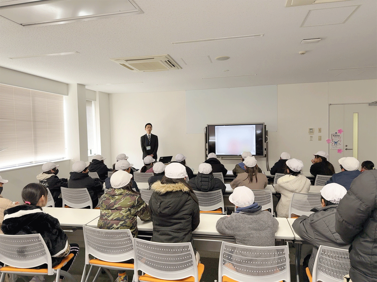 ニチレイロジグループ/大阪市内の小学生を対象に、物流センター見学会を実施 20251202nichirei1 - ニチレイロジグループ/大阪市内の小学生を対象に、物流センター見学会を実施