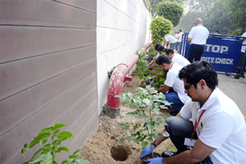 川崎汽船/船員教育活動の一環で、インド・デリーで植樹活動を実施 20251208kline1 - 川崎汽船/船員教育活動の一環で、インド・デリーで植樹活動を実施