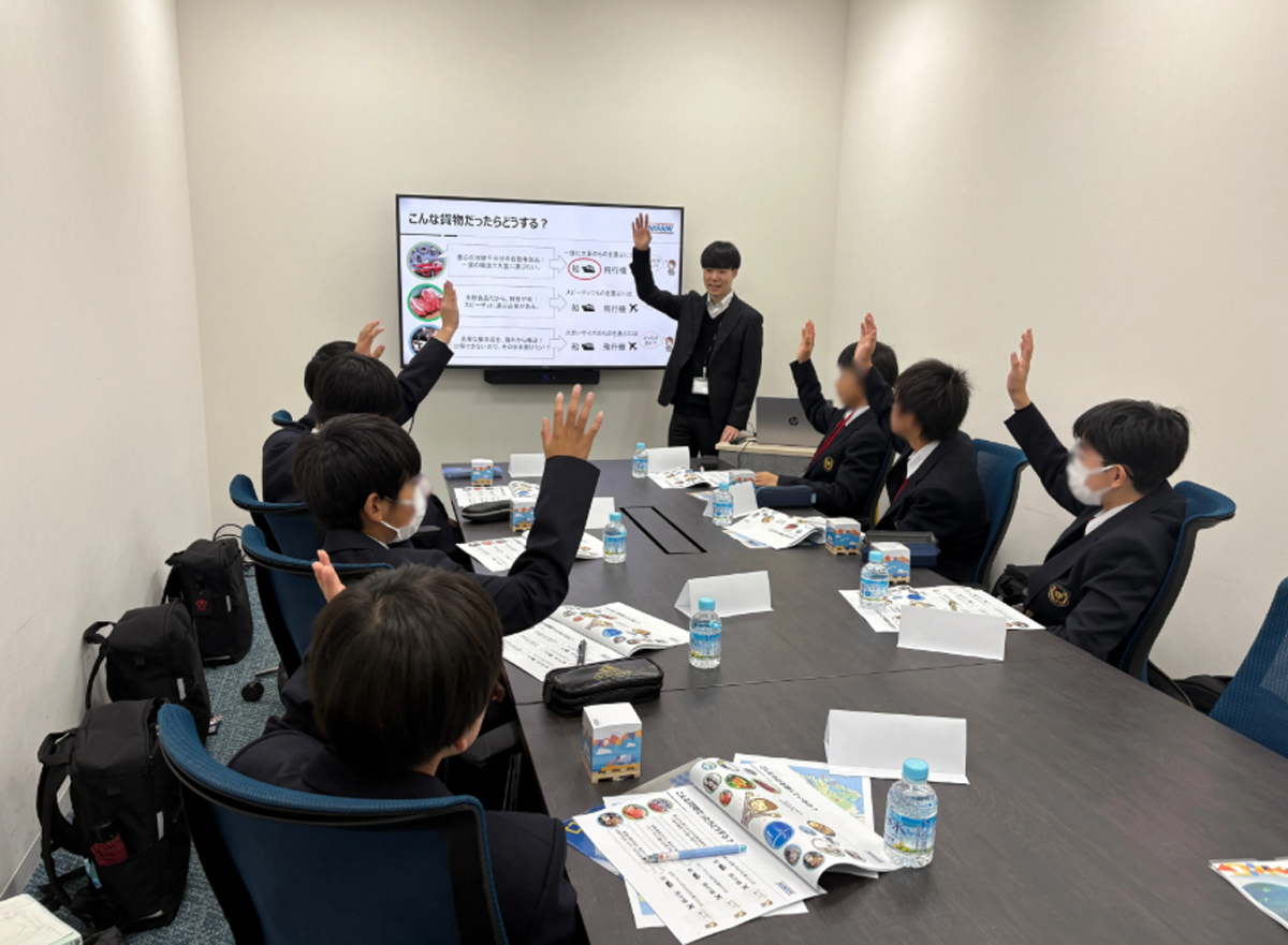 日新/東京本社で千葉県我孫子市立我孫子中学校1年生12人の企業学習を受け入れ 20251211ni01 - 日新/東京本社で千葉県我孫子市立我孫子中学校1年生12人の企業学習を受け入れ