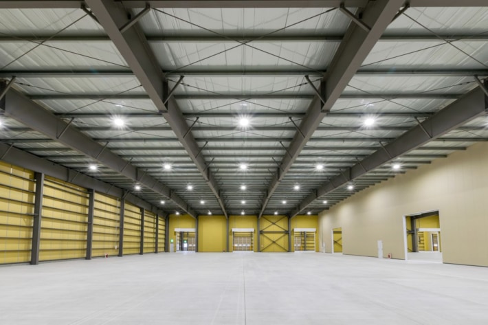 cf8d3701ac4f852ee2aebb4d30ed04a3 710x473 - 拓洋／愛知県豊川市で1万m2の平屋建て倉庫「いちご豊川物流センター」が竣工