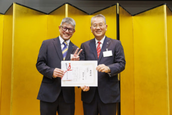 SBSグループ 2026年度安全スローガン「『だろう』『つもり』は言い逃れ プロならしっかり『かもしれない』！」交通安全関連 最優秀賞の篠原さん（左）と鎌田社長（右）