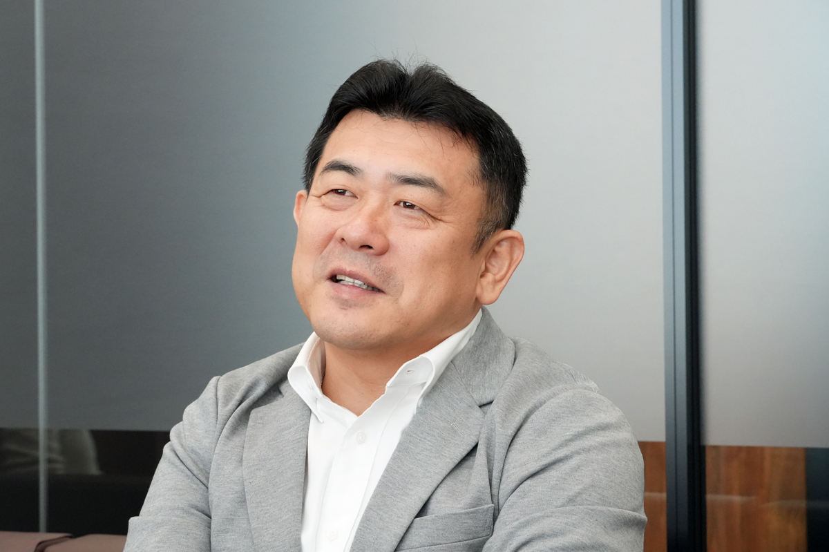 カバー/今をときめくVTuber業界を切り拓くEC物流戦略 COVER03 - カバー/今をときめくVTuber業界を切り拓くEC物流戦略