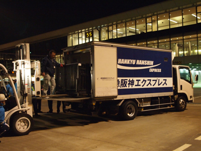 20110426panda11 - 阪急阪神エクスプレス／「パンダを運んだ男達」