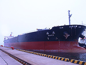 20110607syosen2 - 商船三井／東京電力向け石炭船が復興第一船として小名浜入港