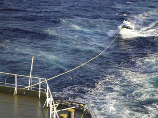 20110802nyk - 日本郵船／オーストラリア沖でフランス人2名を救助