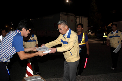 20110915sagawa2 - 佐川急便／夜間走行の幹線輸送トラックを対象に安全パトロール