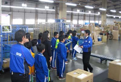 20111110sagawa1 - 佐川急便／岩手県盛岡市で、小学生に物流の職場体験学習を実施