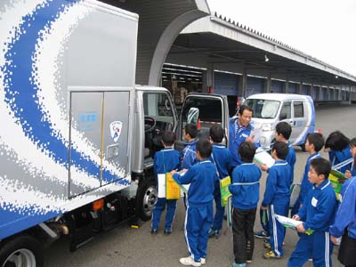 20111110sagawa2 - 佐川急便／岩手県盛岡市で、小学生に物流の職場体験学習を実施