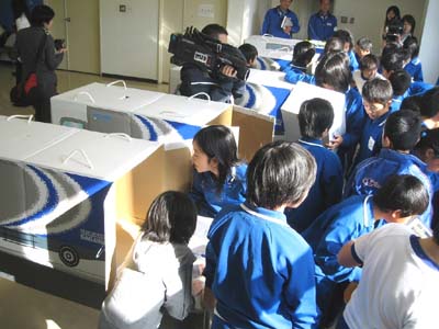 20111110sagawa3 - 佐川急便／岩手県盛岡市で、小学生に物流の職場体験学習を実施