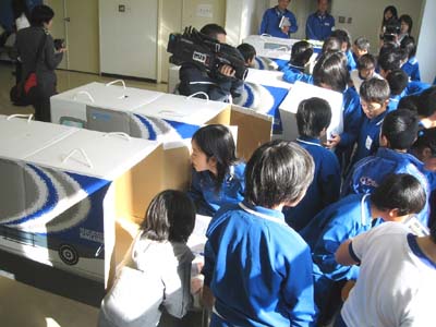 20111110sagawa3 - 佐川急便／岩手県盛岡市で、小学生に物流の職場体験学習を実施