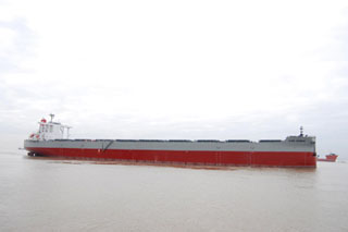 20111213kawasaki - 川崎重工／20万5000重量トン型バラ席運搬船を引き渡し